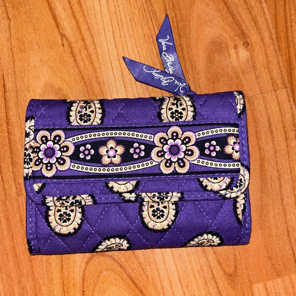 VERA BRADLEY BI FOLD .. lots of compartments
